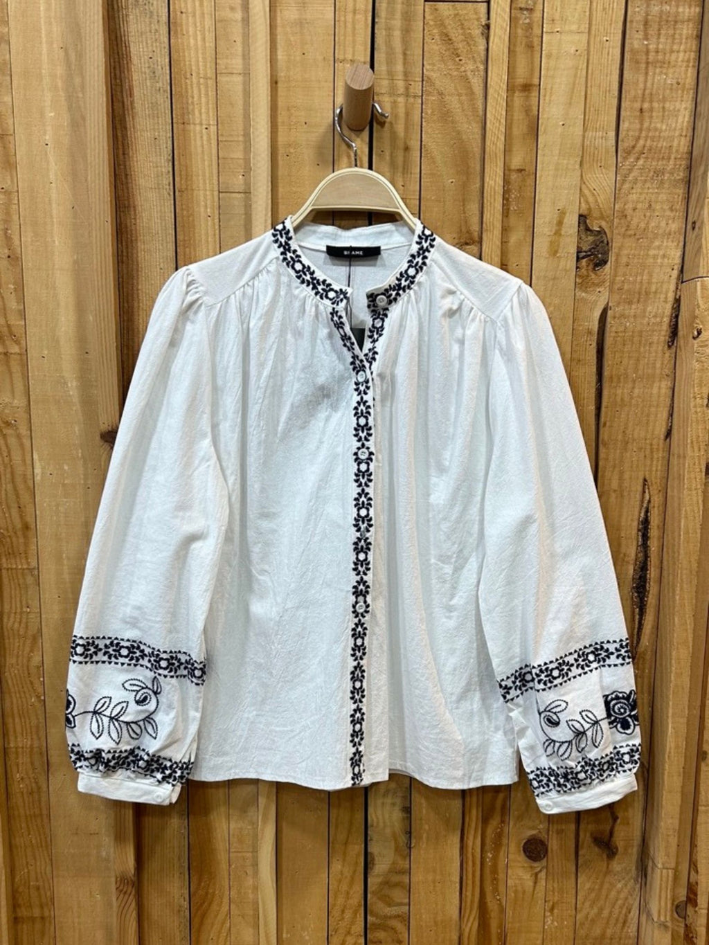 Camisa Bordada Cuello Mao - Blanca y Azul