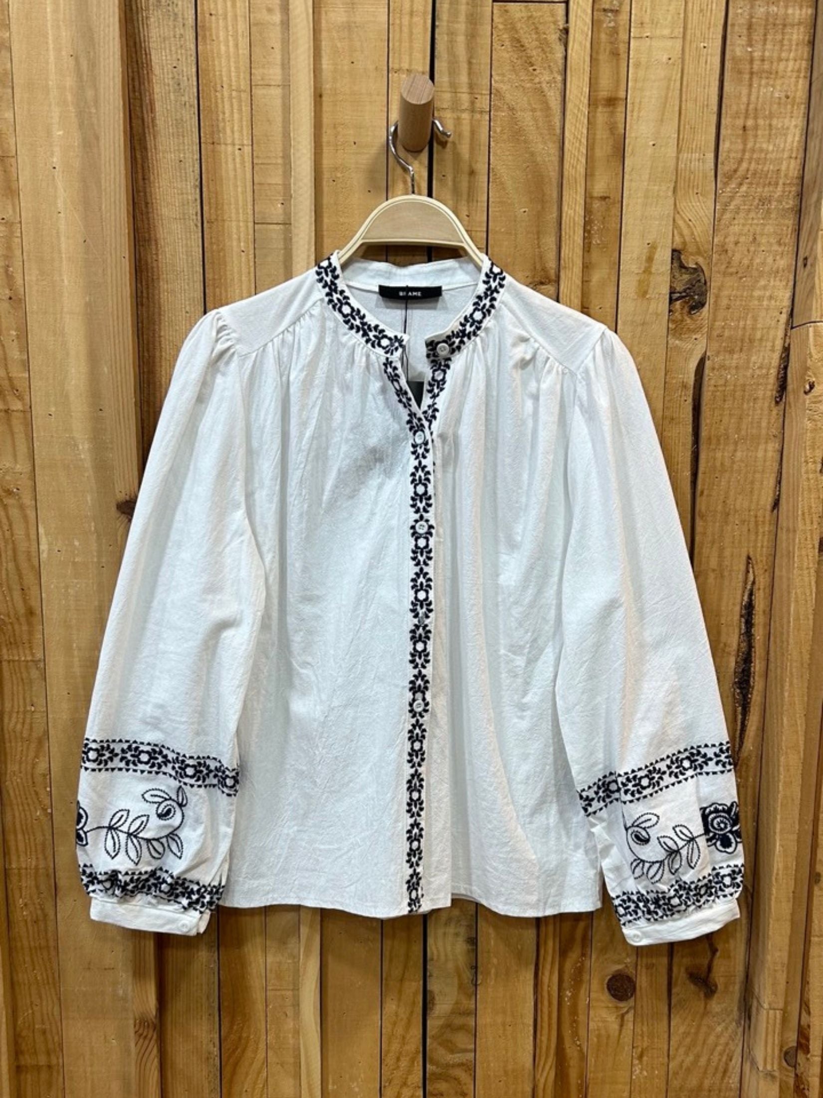Camisa Bordada Cuello Mao - Blanca y Azul