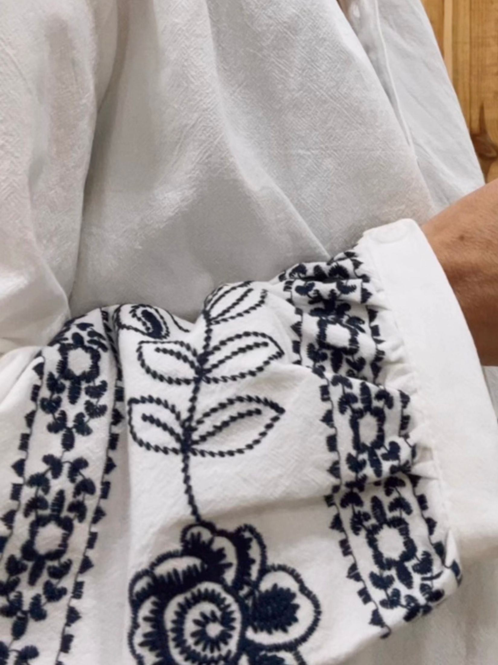 Camisa Bordada Cuello Mao - Blanca y Azul