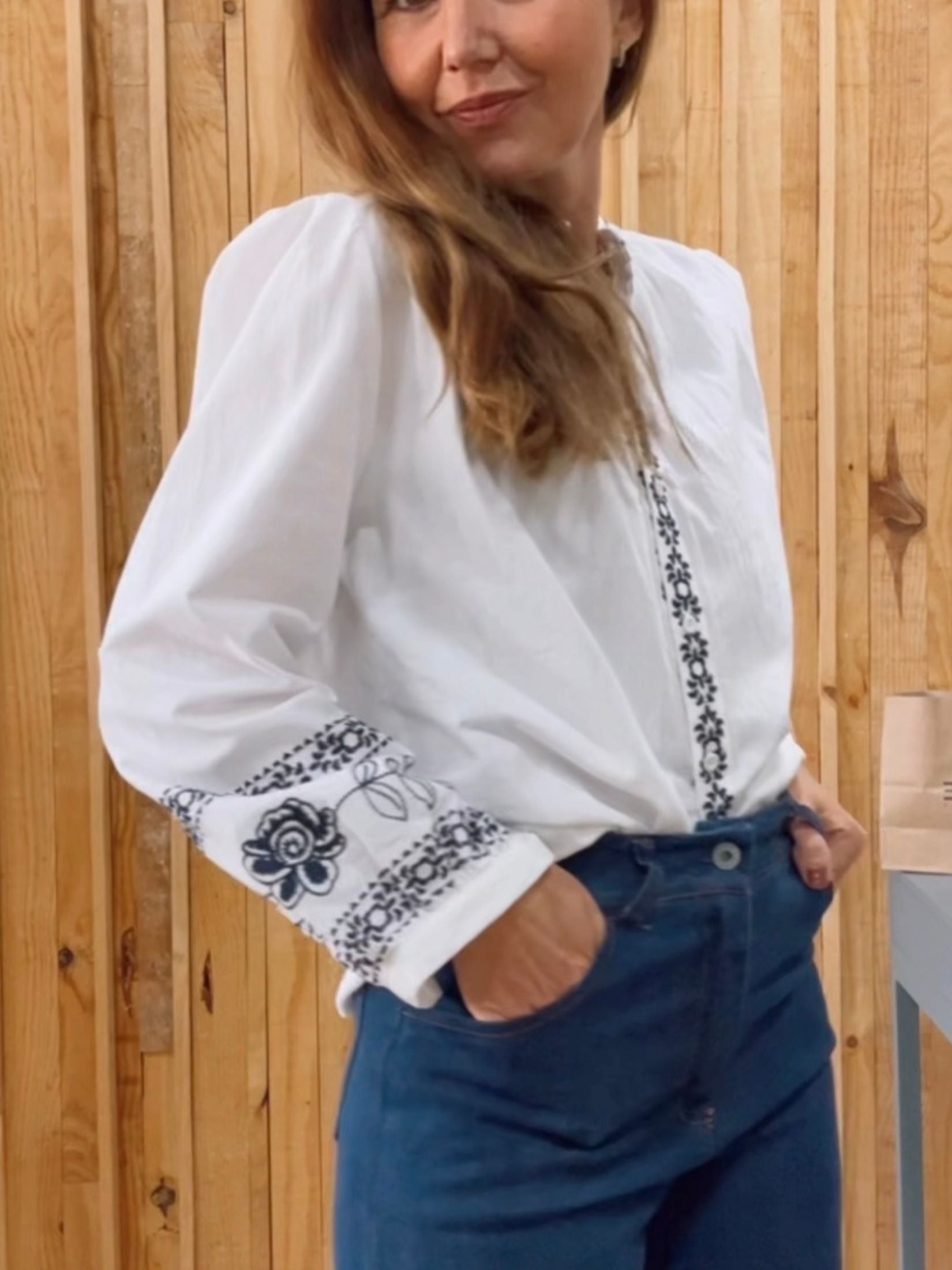 Camisa Bordada Cuello Mao - Blanca y Azul