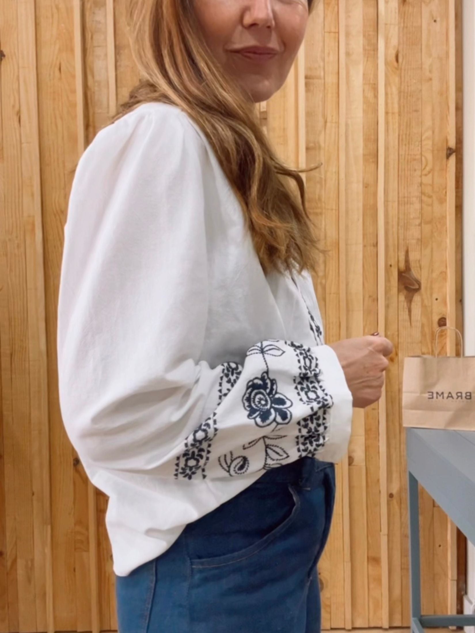 Camisa Bordada Cuello Mao - Blanca y Azul
