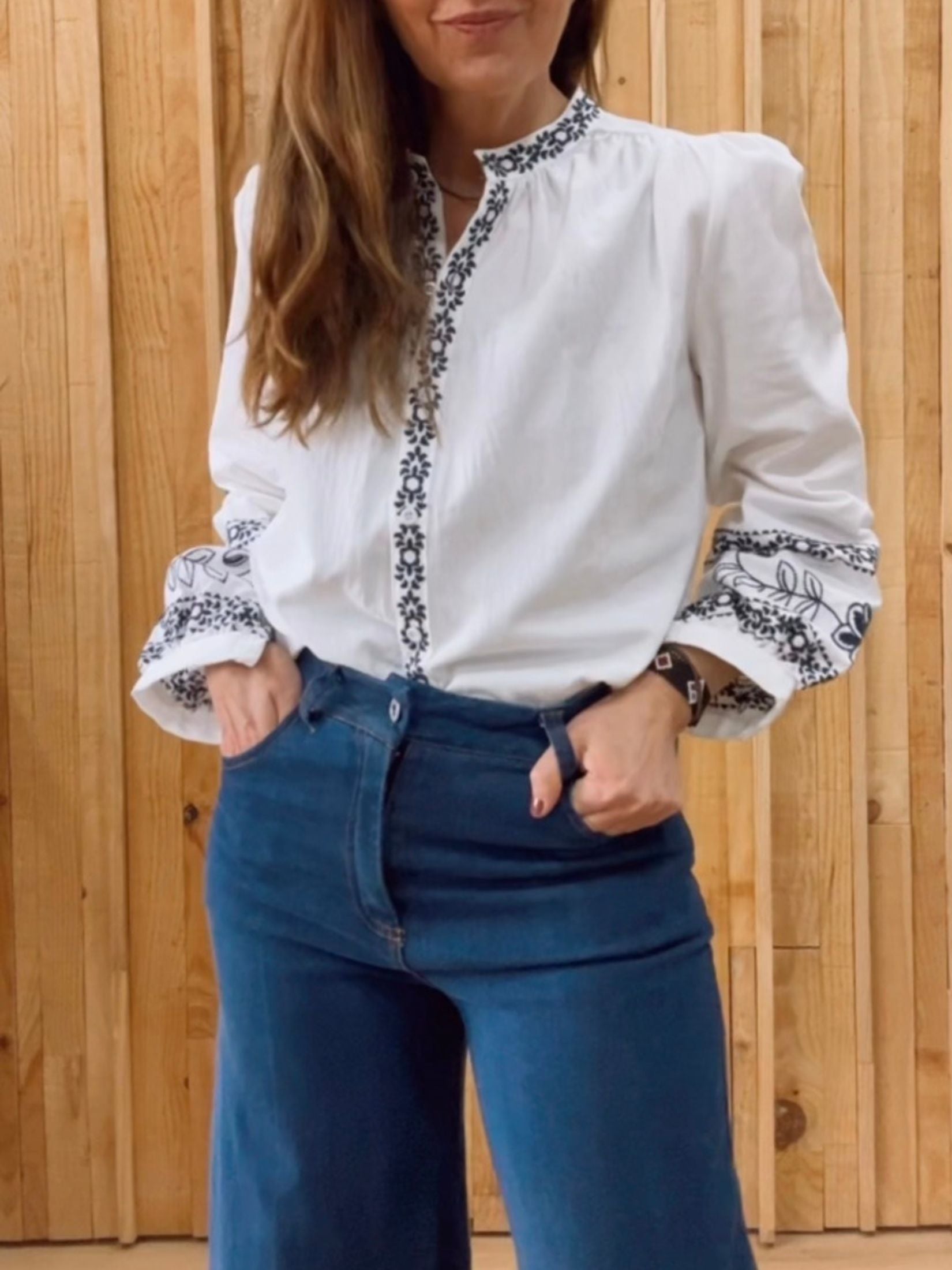 Camisa Bordada Cuello Mao - Blanca y Azul