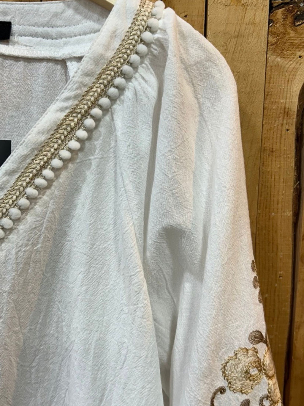 Camisa Pico Borlas - Manga Bordados Amarillos