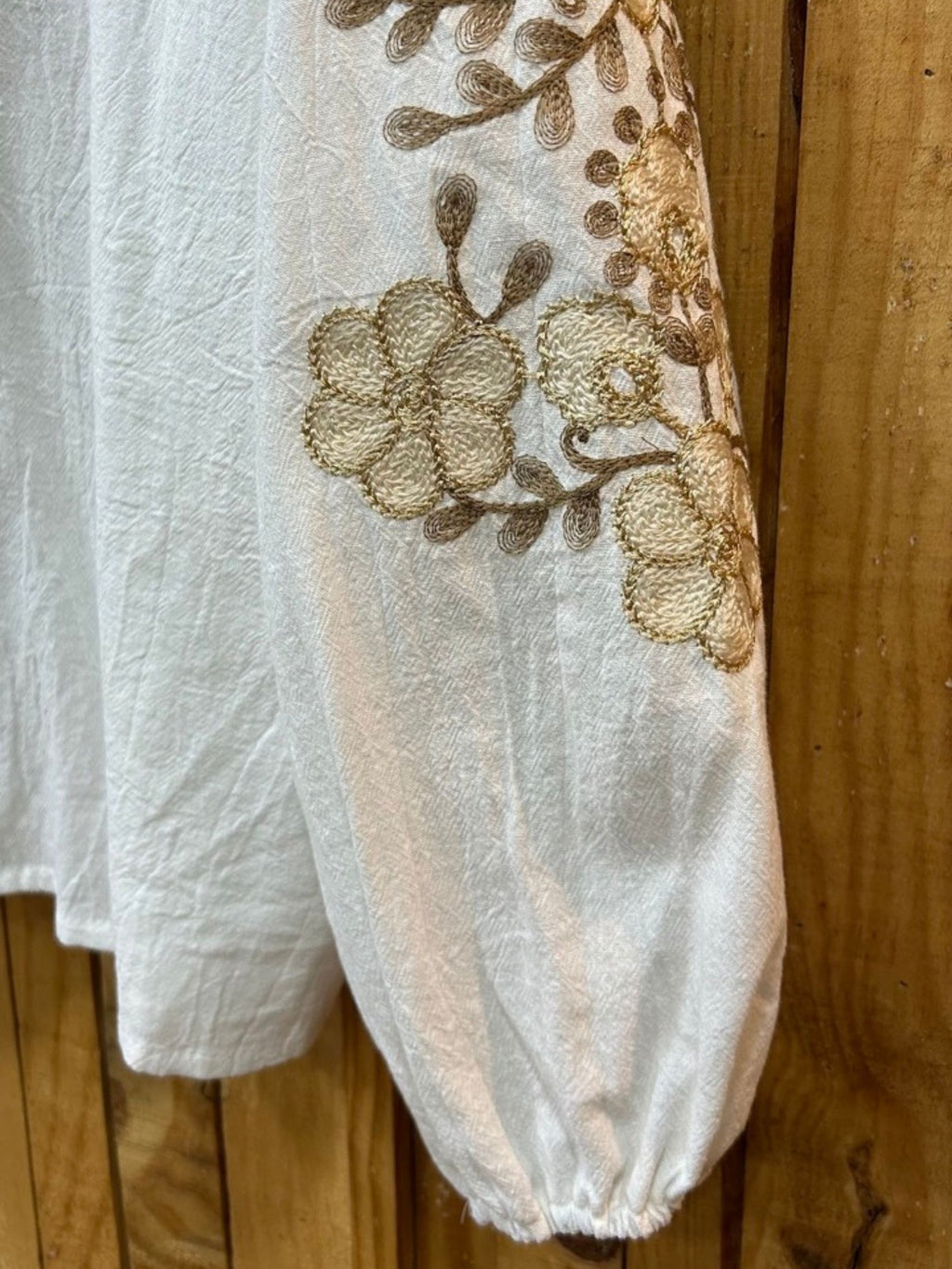 Camisa Pico Borlas - Manga Bordados Amarillos