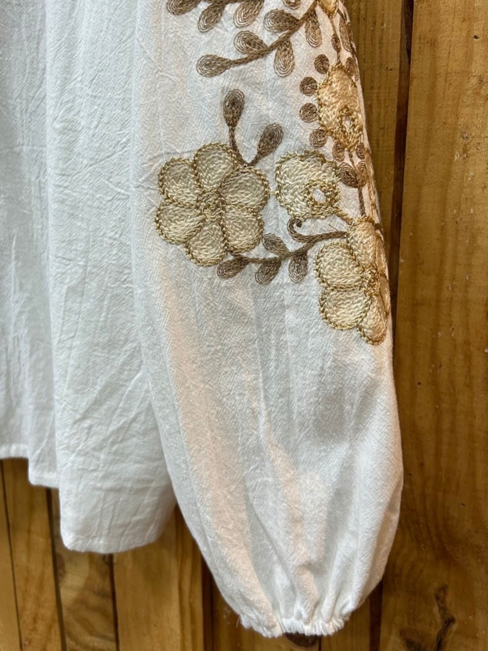 Camisa Pico Borlas - Manga Bordados Amarillos