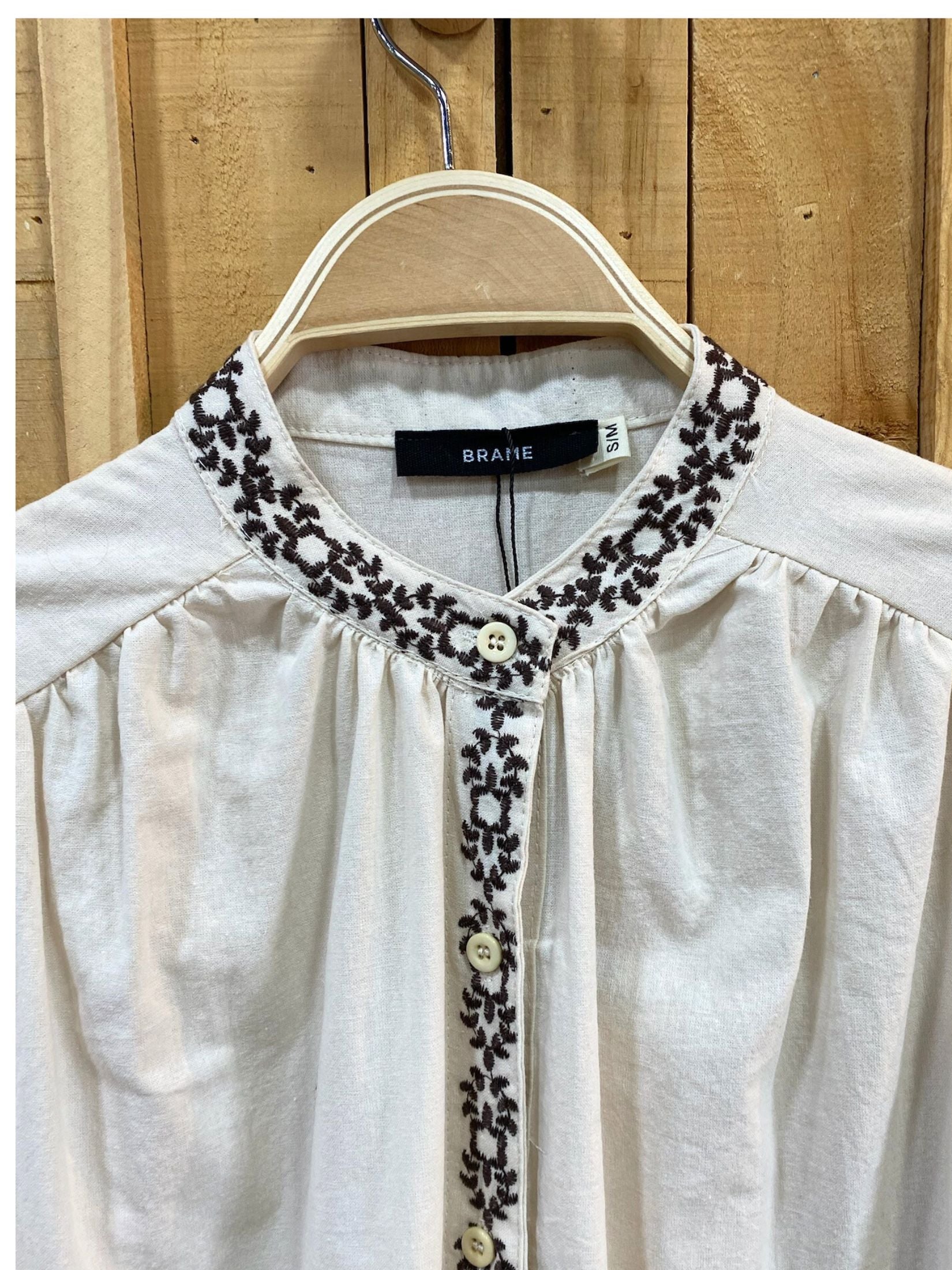 Camisa Bordada Cuello Mao - Beigue y Marron