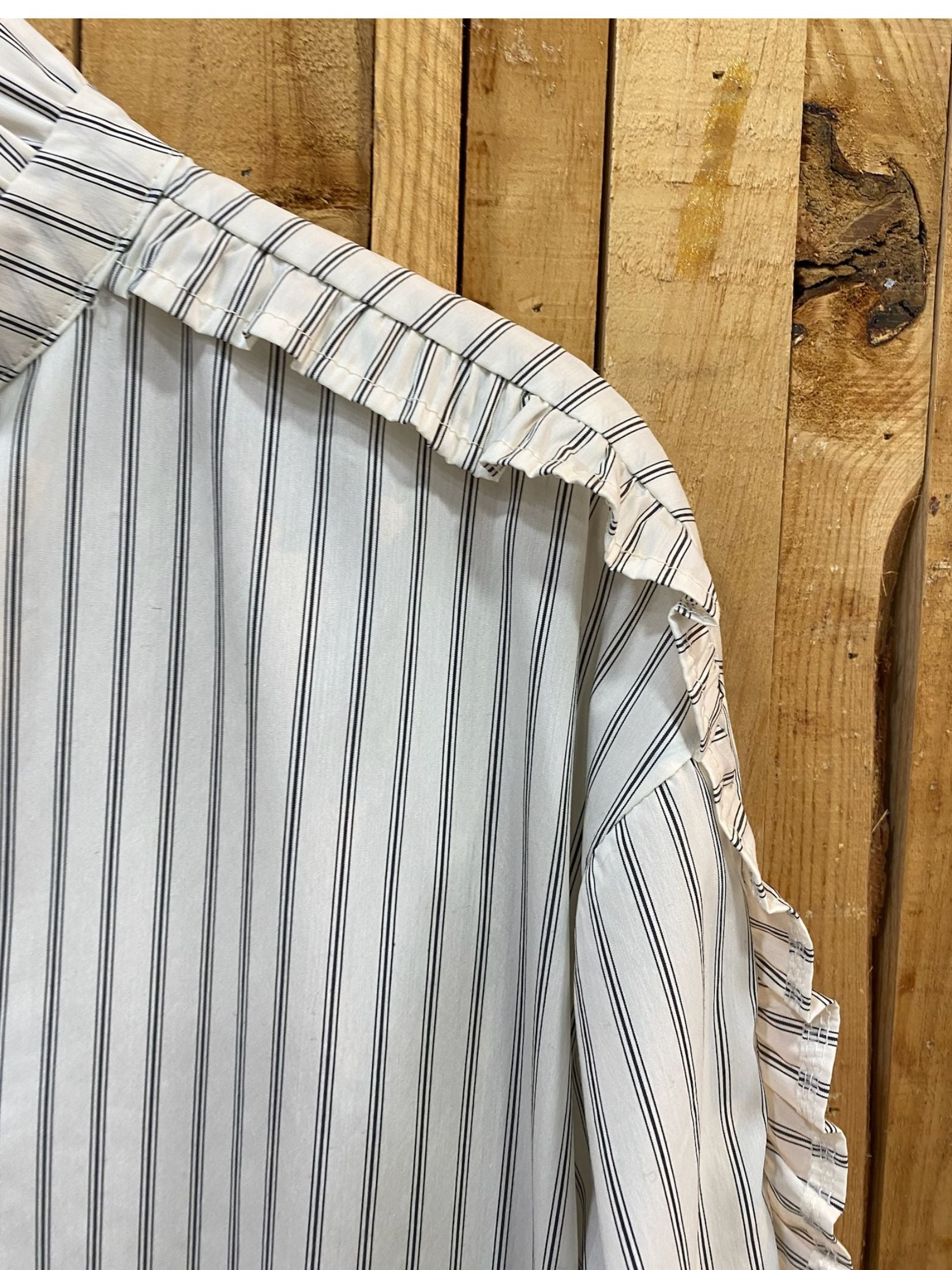 Camisa Rayas Pico Volante Lateral - Blanca