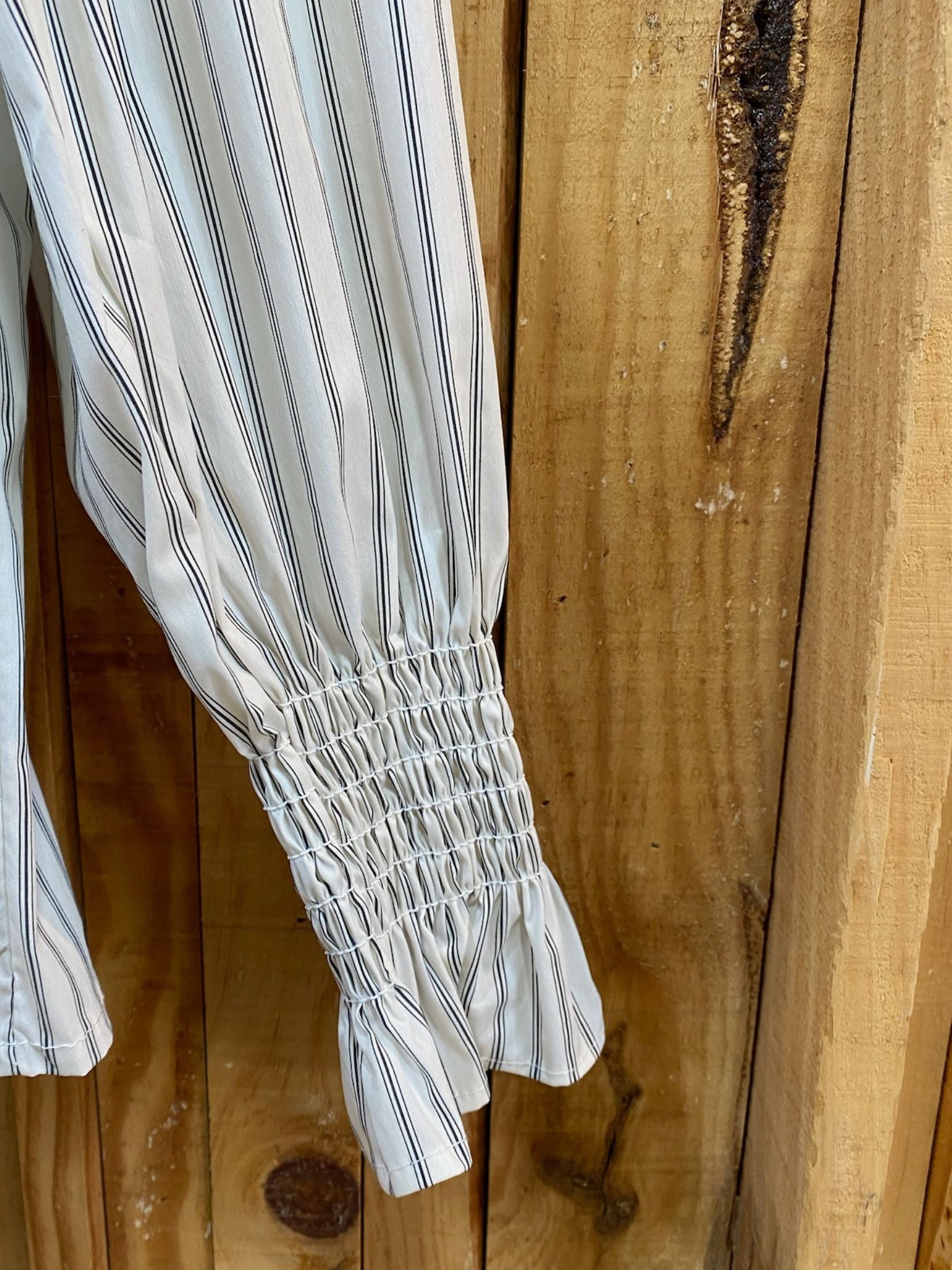 Camisa Rayas Cuello Alto Frunces - Blanco