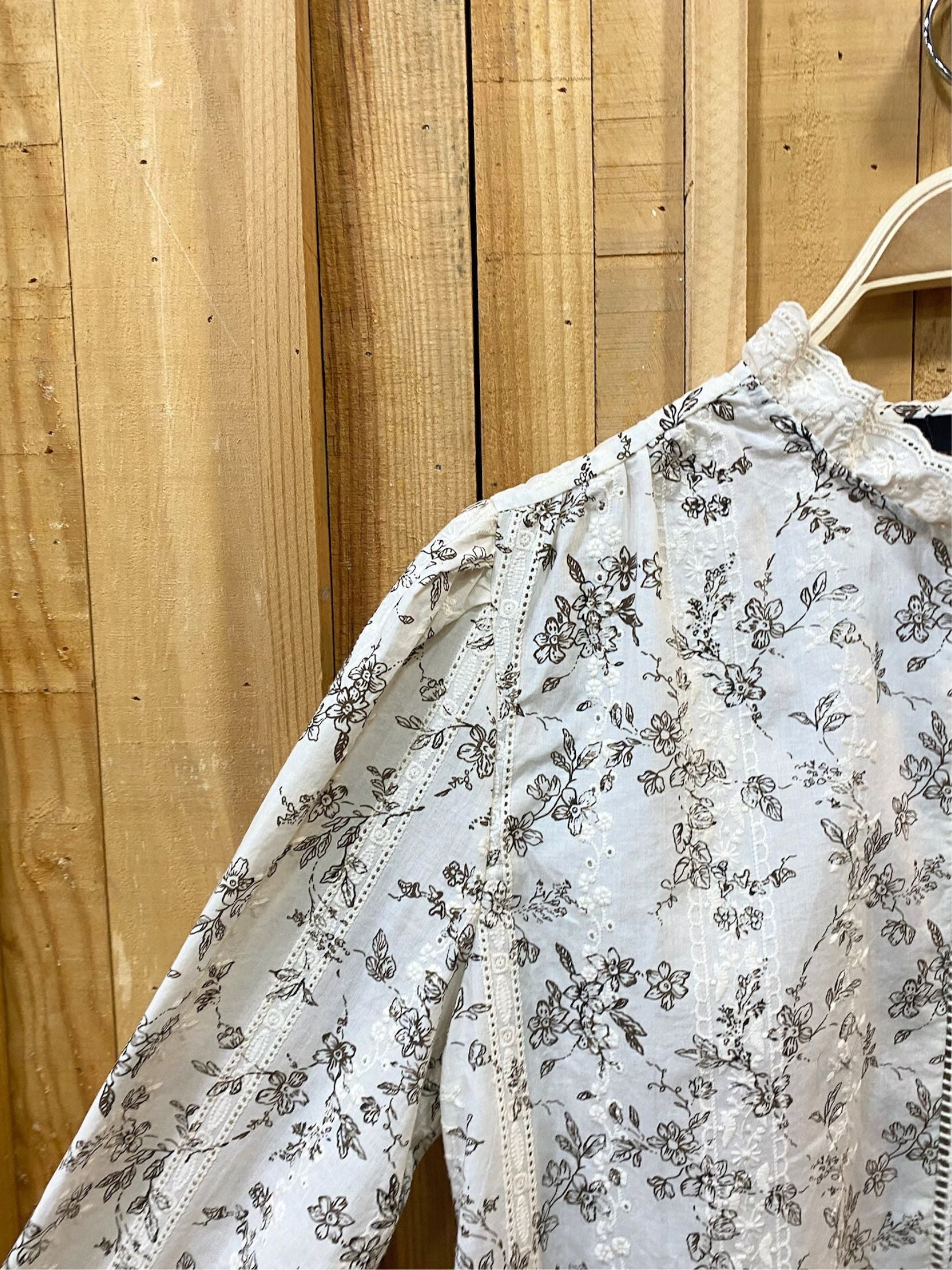 Camisa Flores Romantica - Beigue y Marron