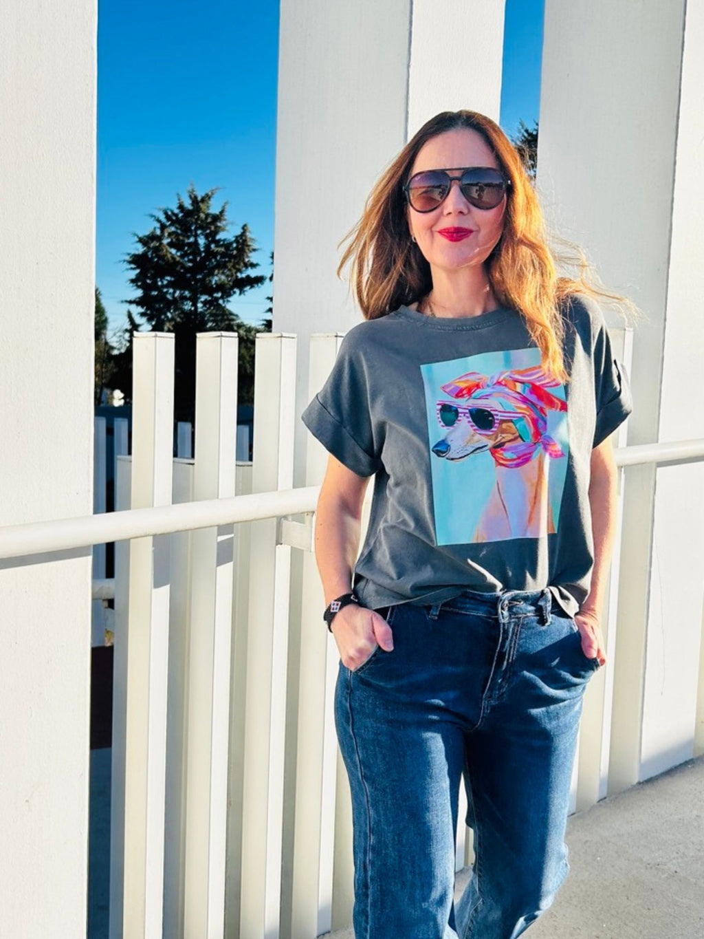 Camiseta Estampada Perrita con Gafas y Pañuelo - Gris