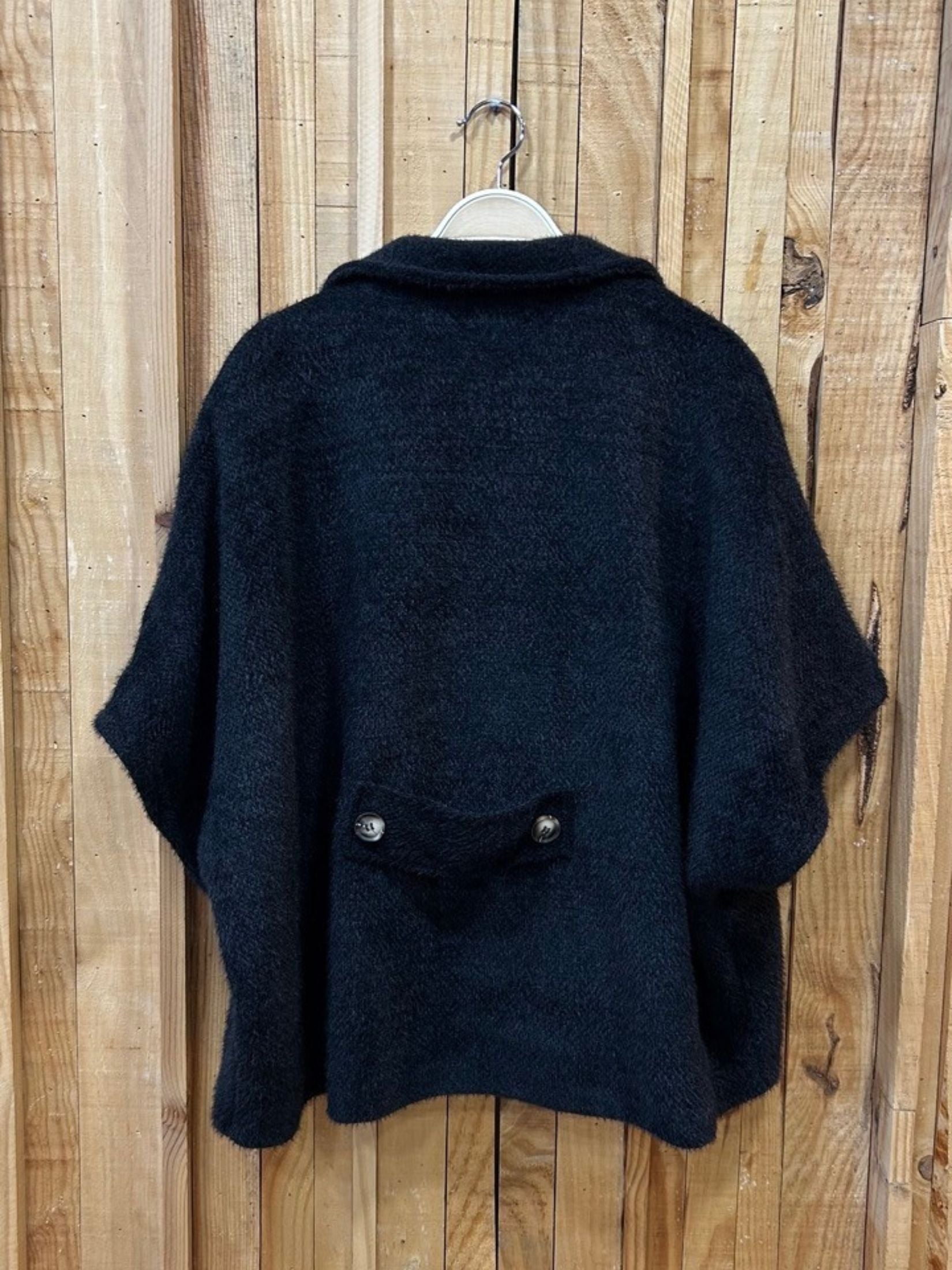 CAPA BOTONES CRUZADOS CON TRABILLA - NEGRA