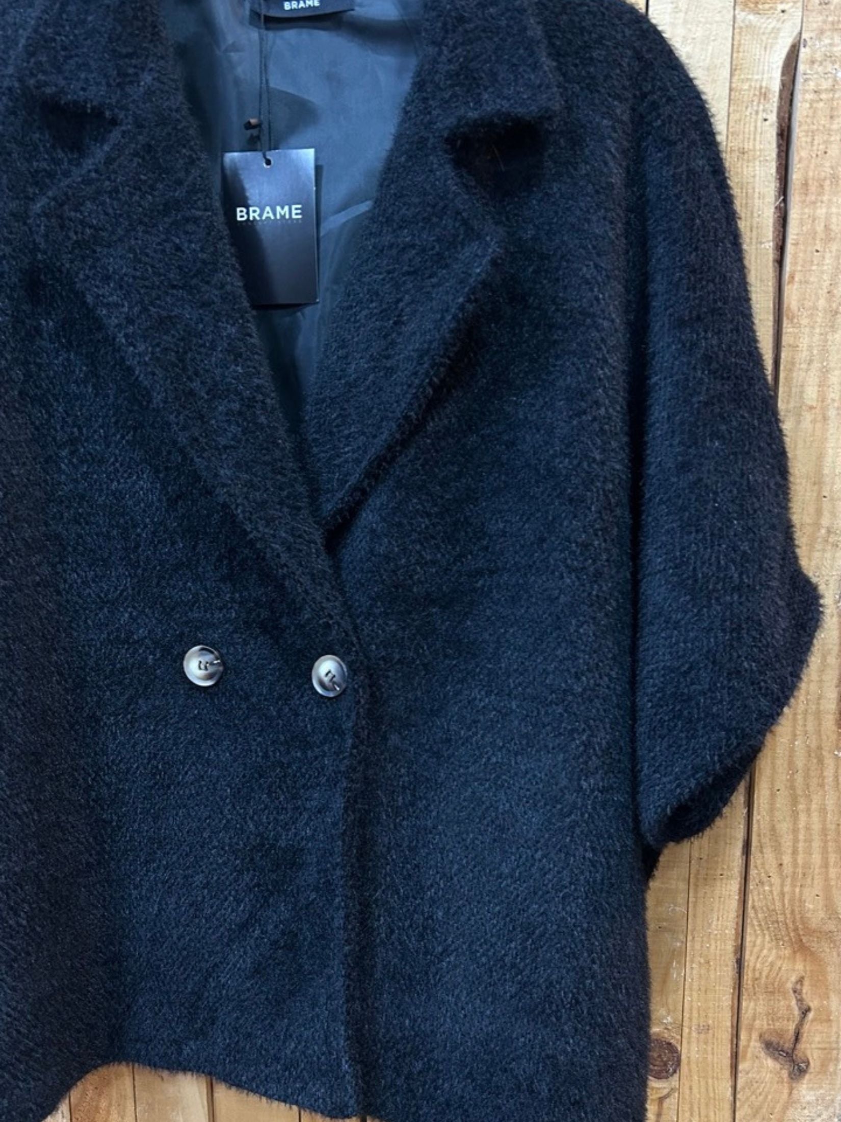 CAPA BOTONES CRUZADOS CON TRABILLA - NEGRA