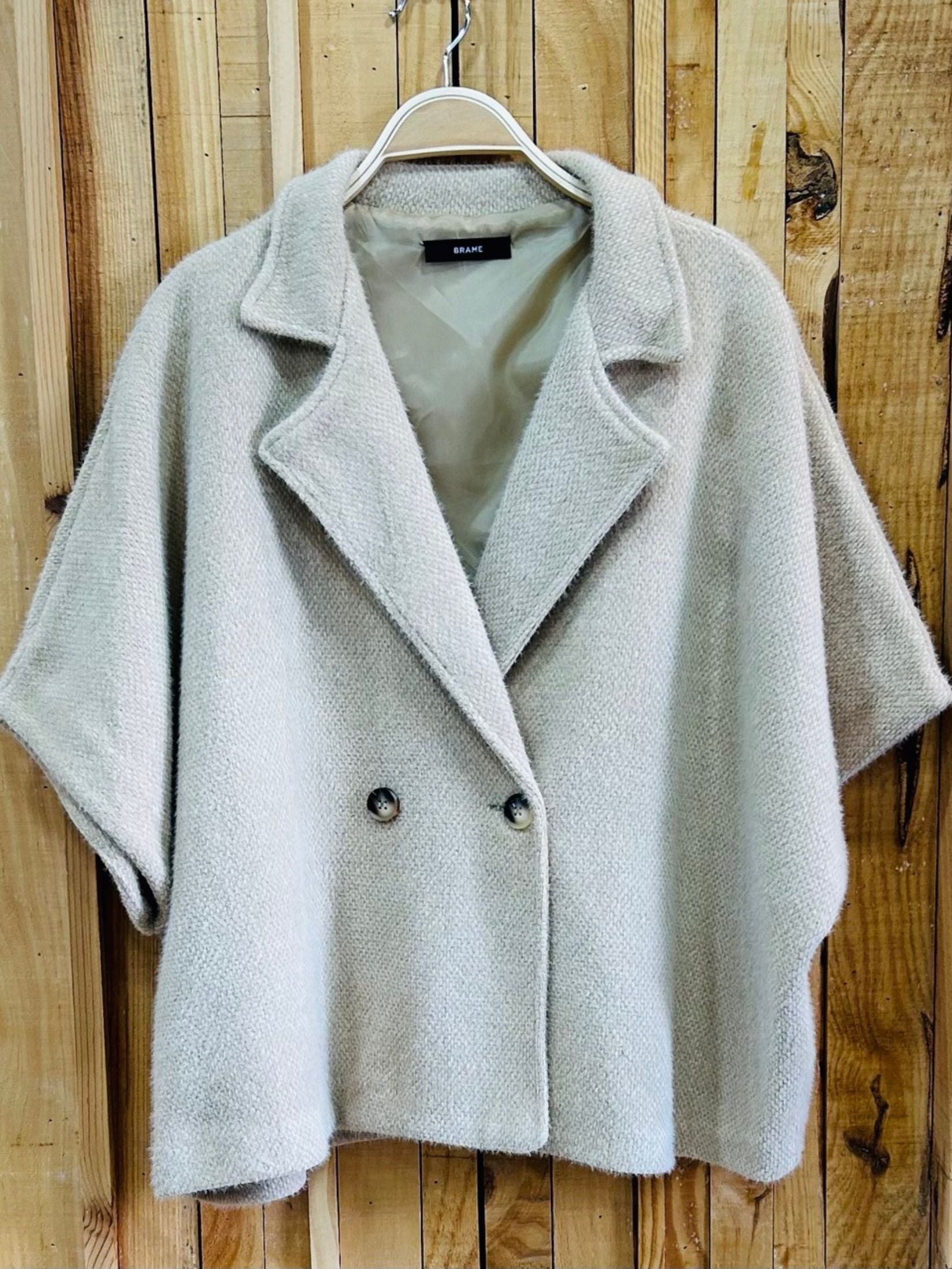 CAPA BOTONES CRUZADOS CON TRABILLA - BEIGE