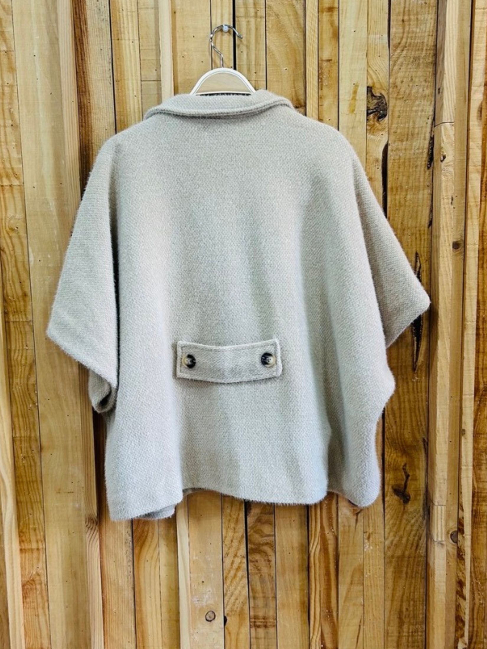 CAPA BOTONES CRUZADOS CON TRABILLA - BEIGE