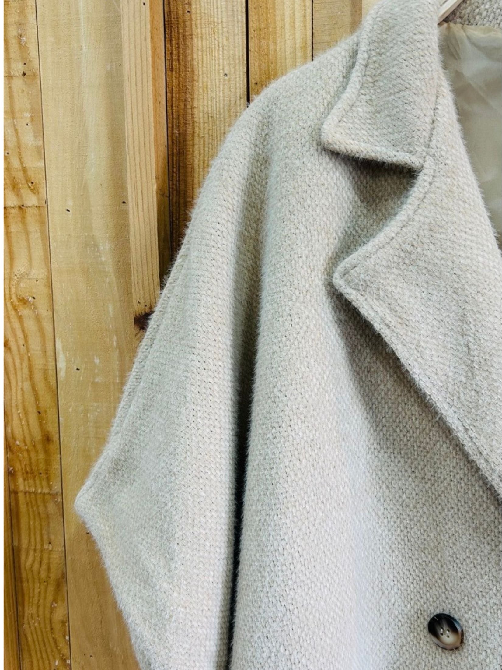 CAPA BOTONES CRUZADOS CON TRABILLA - BEIGE