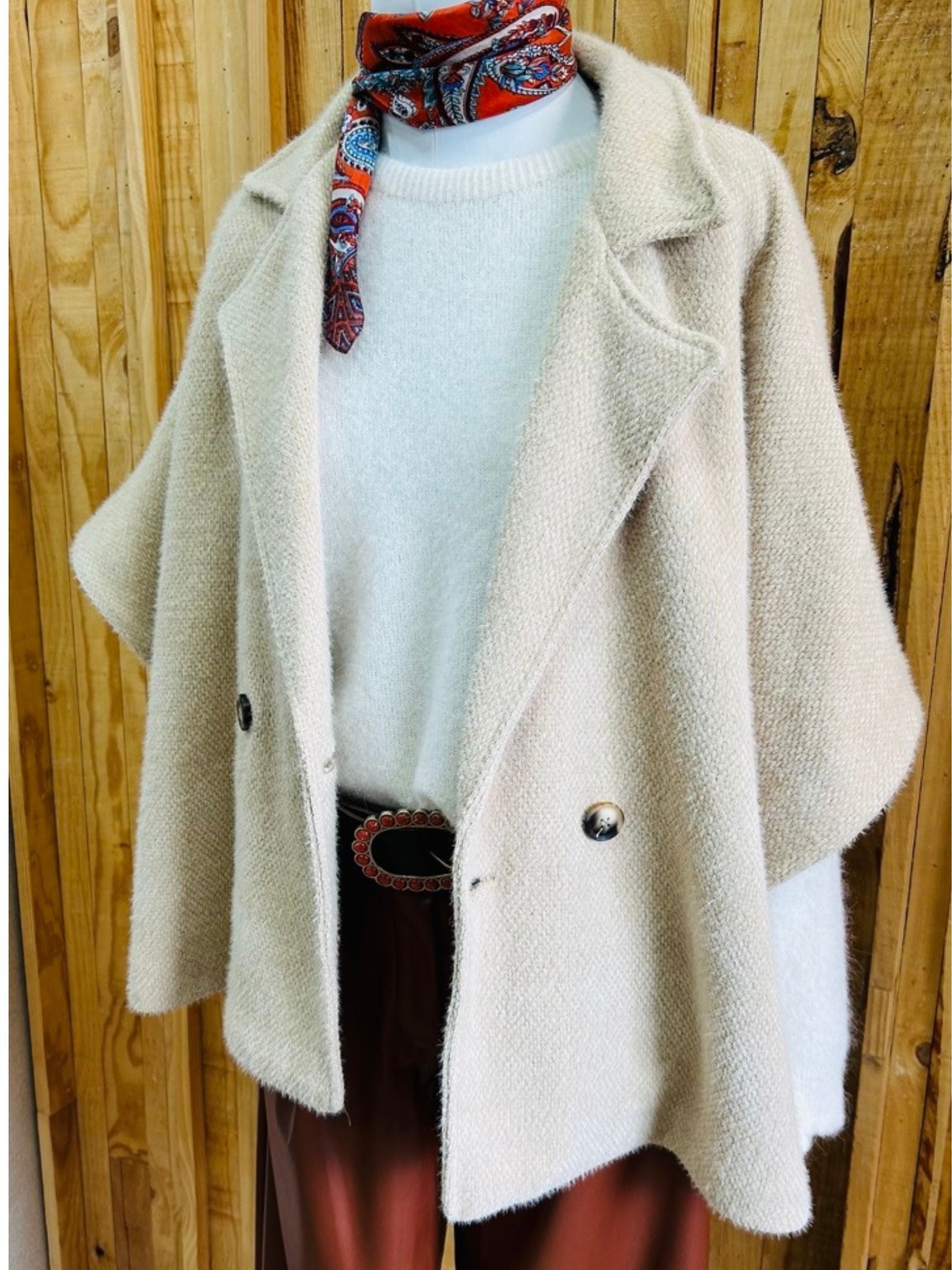 CAPA BOTONES CRUZADOS CON TRABILLA - BEIGE