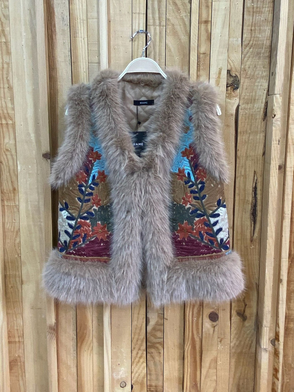 CHALECO BORDADO ETNICO PELO - BEIGE