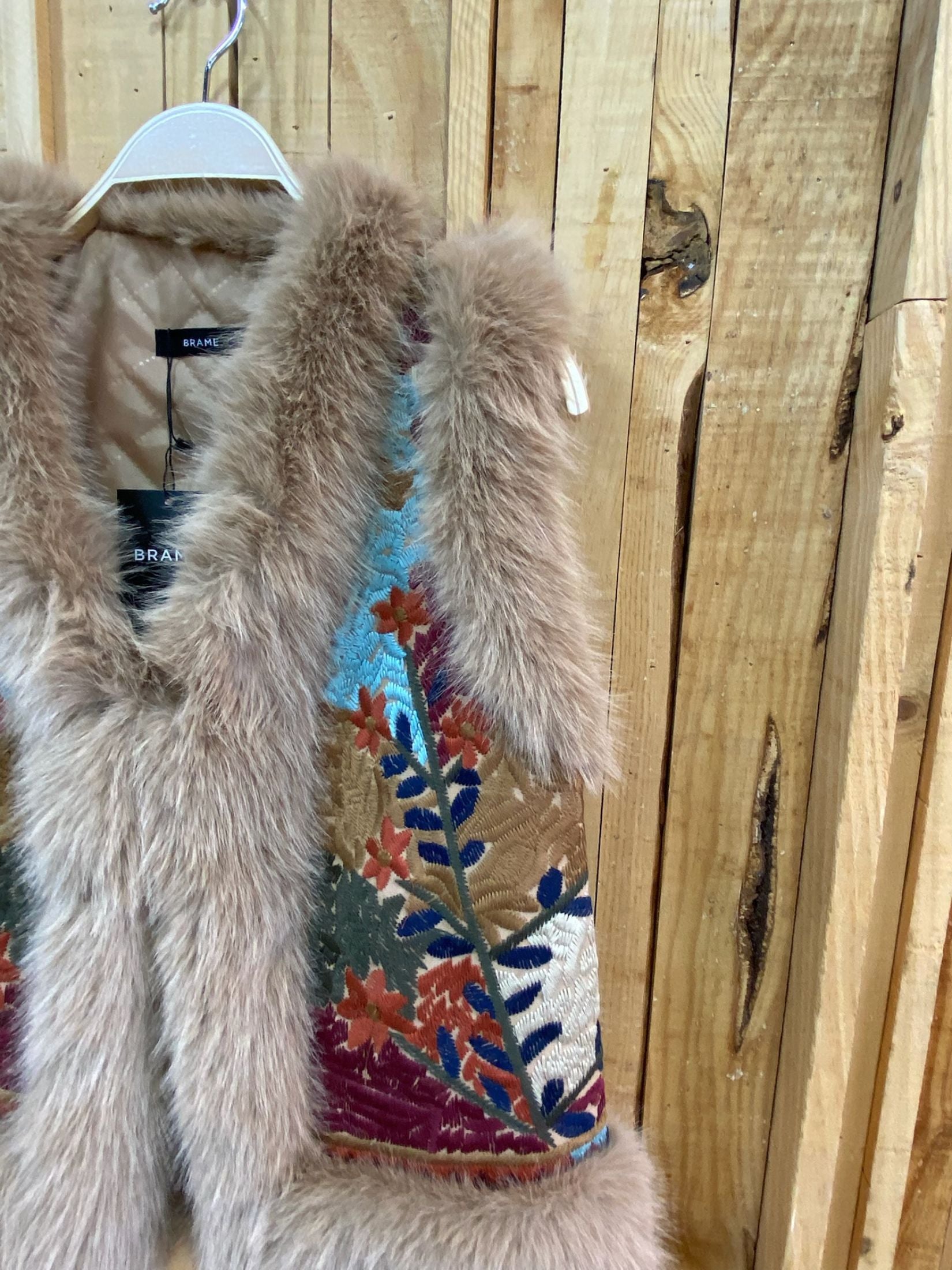 CHALECO BORDADO ETNICO PELO - BEIGE