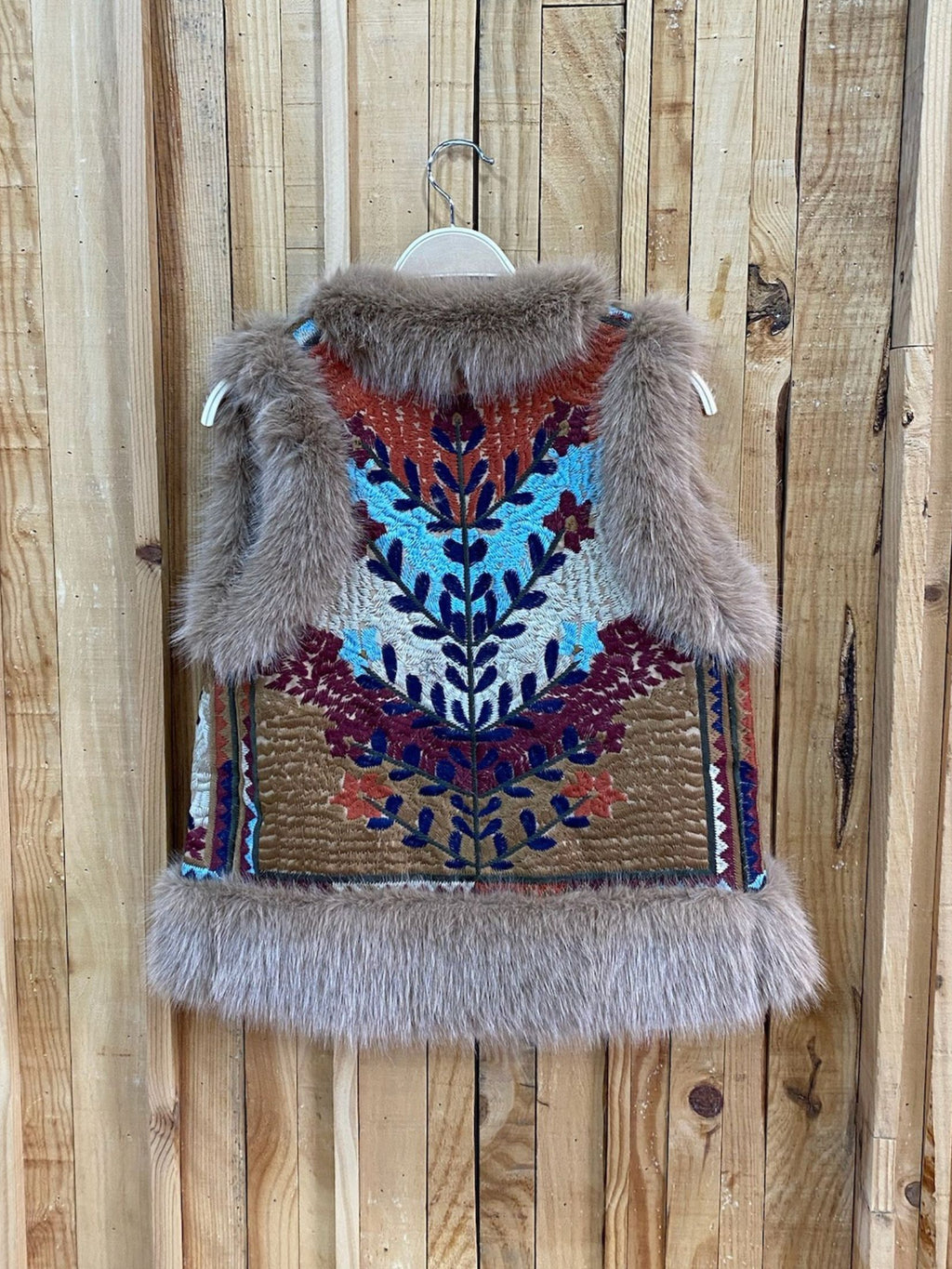 CHALECO BORDADO ETNICO PELO - BEIGE