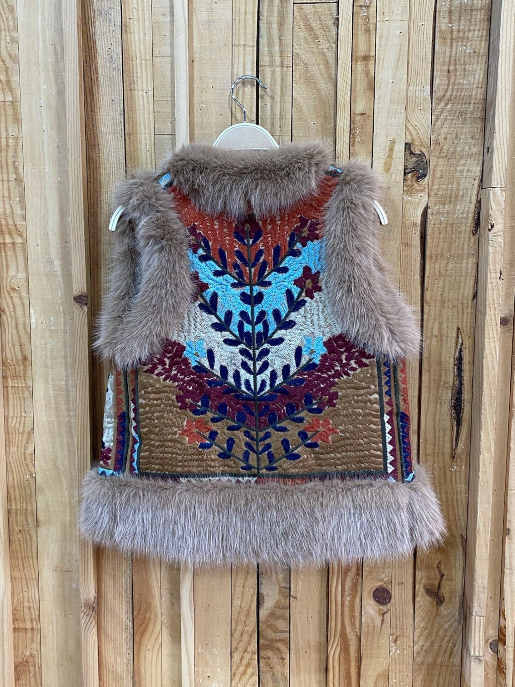 CHALECO BORDADO ETNICO PELO - BEIGE