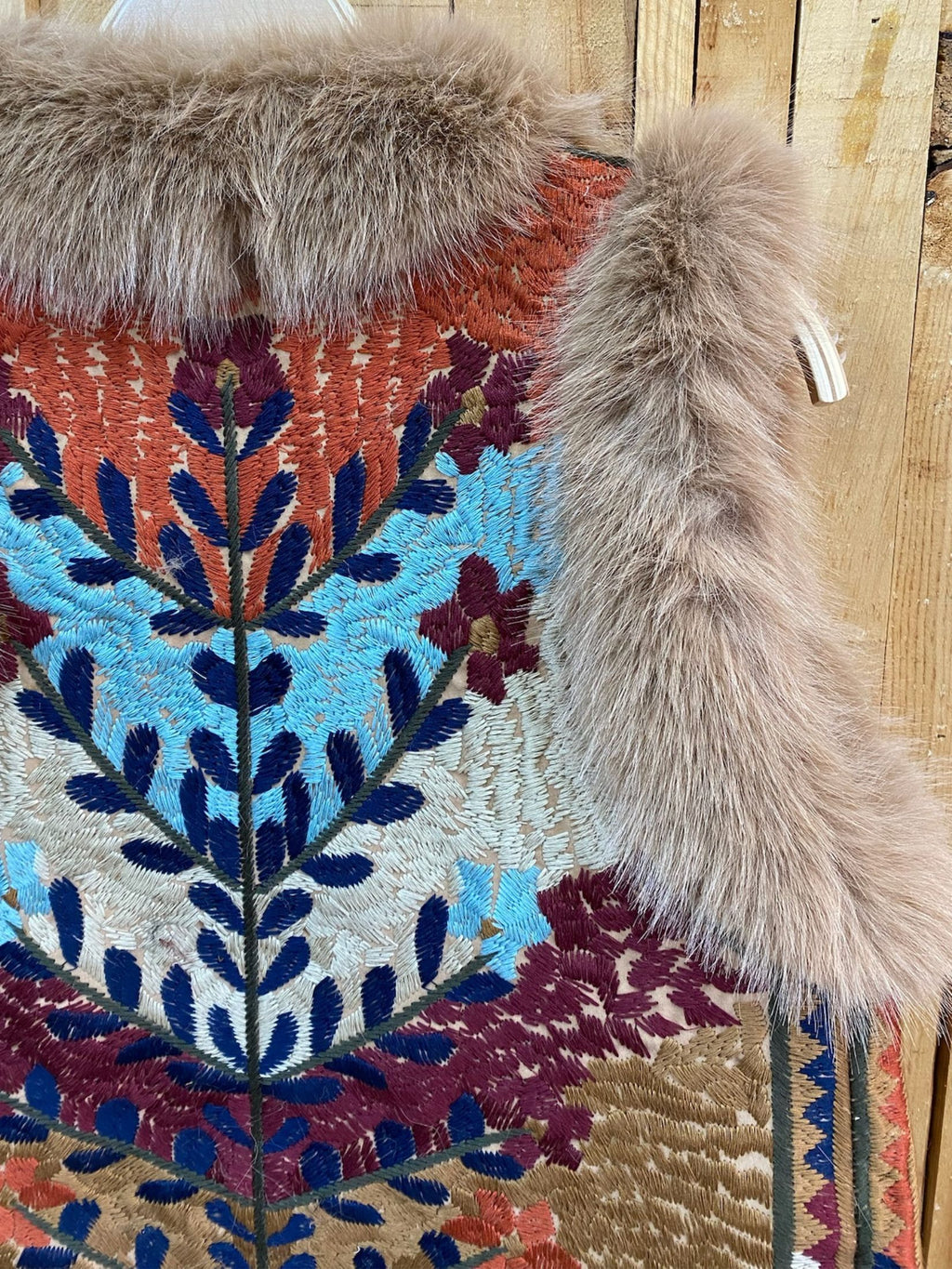 CHALECO BORDADO ETNICO PELO - BEIGE