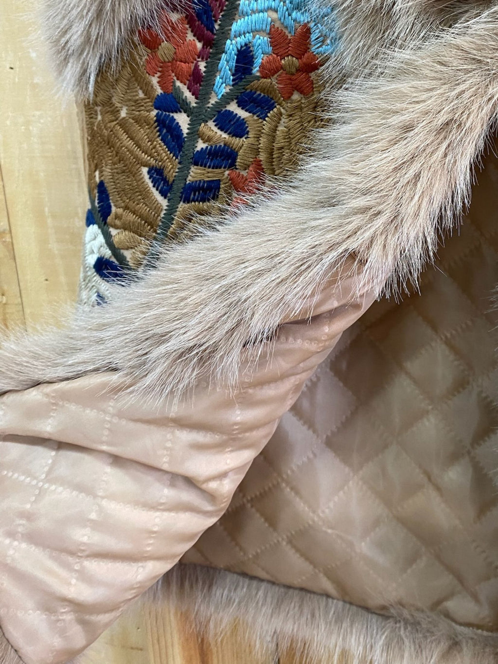 CHALECO BORDADO ETNICO PELO - BEIGE