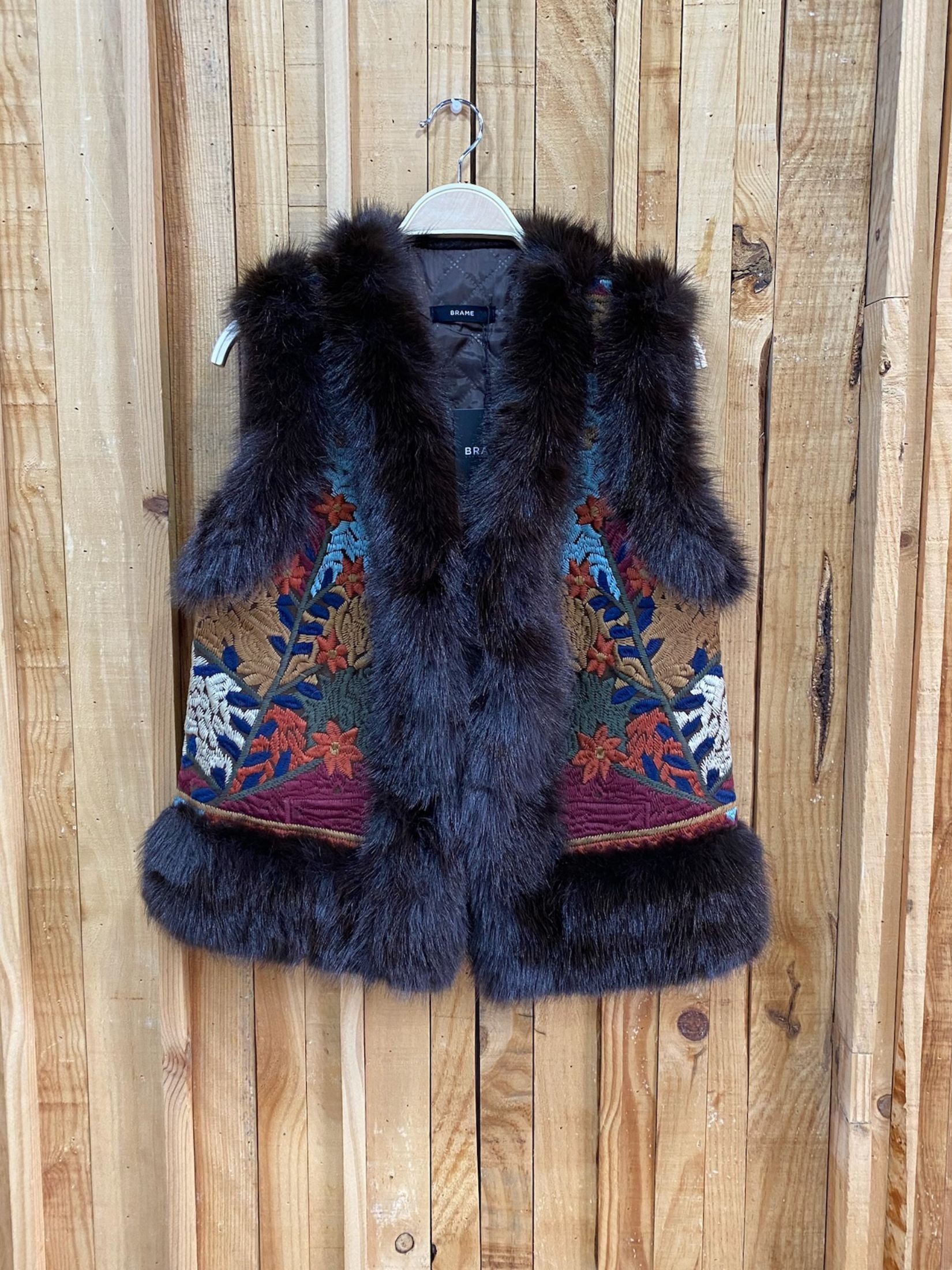 CHALECO BORDADO ETNICO PELO - MARRON