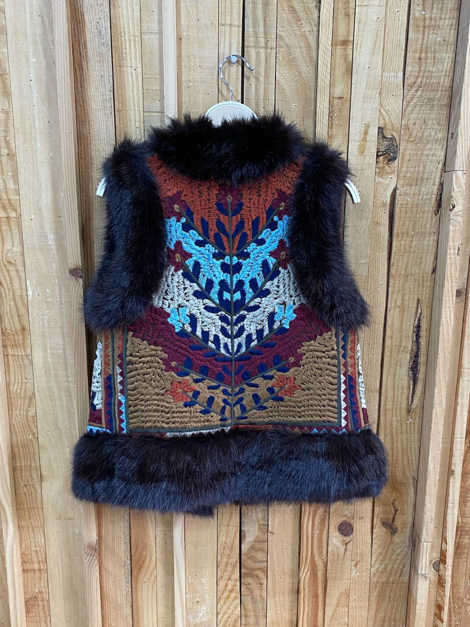 CHALECO BORDADO ETNICO PELO - MARRON