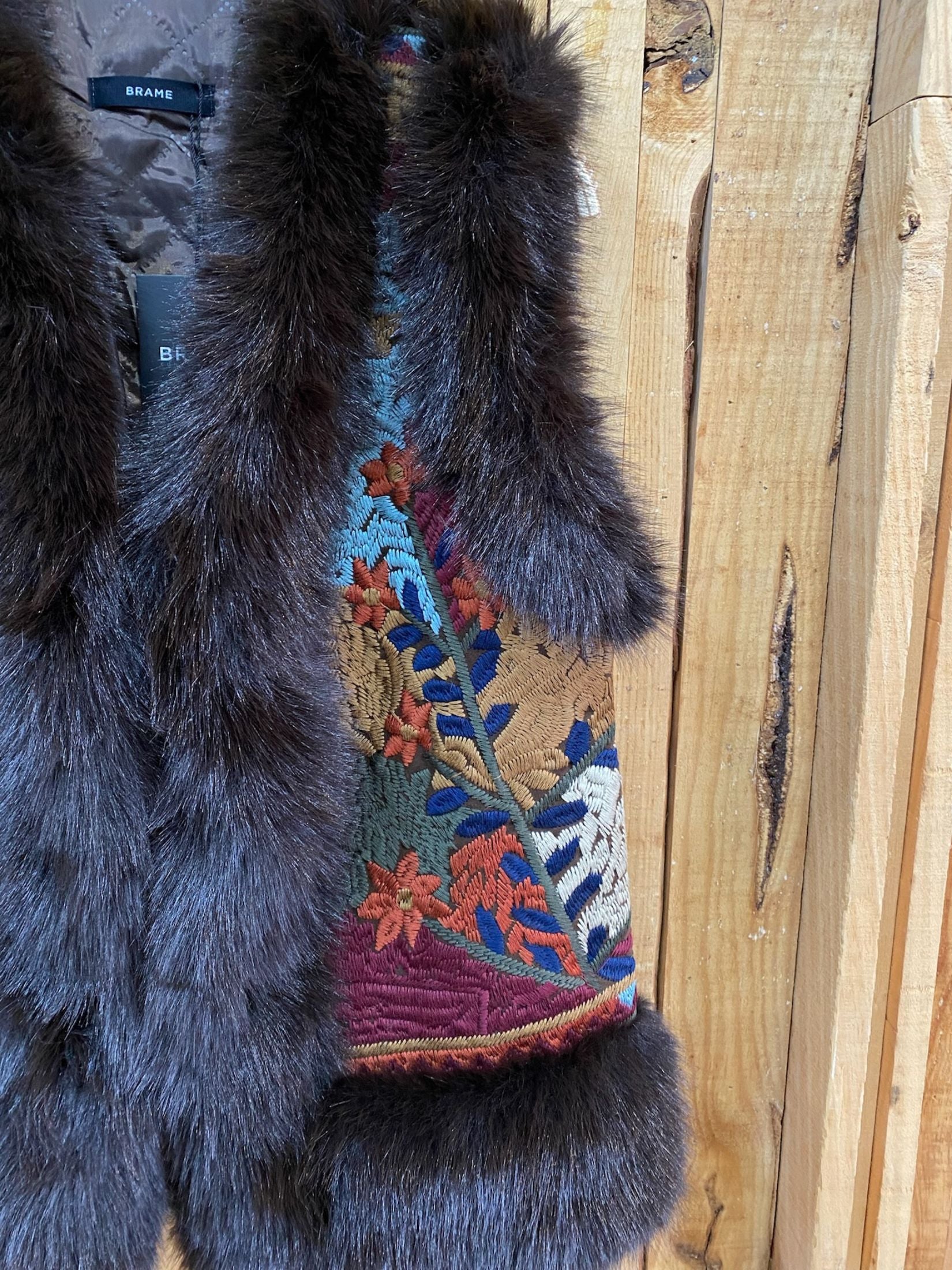 CHALECO BORDADO ETNICO PELO - MARRON