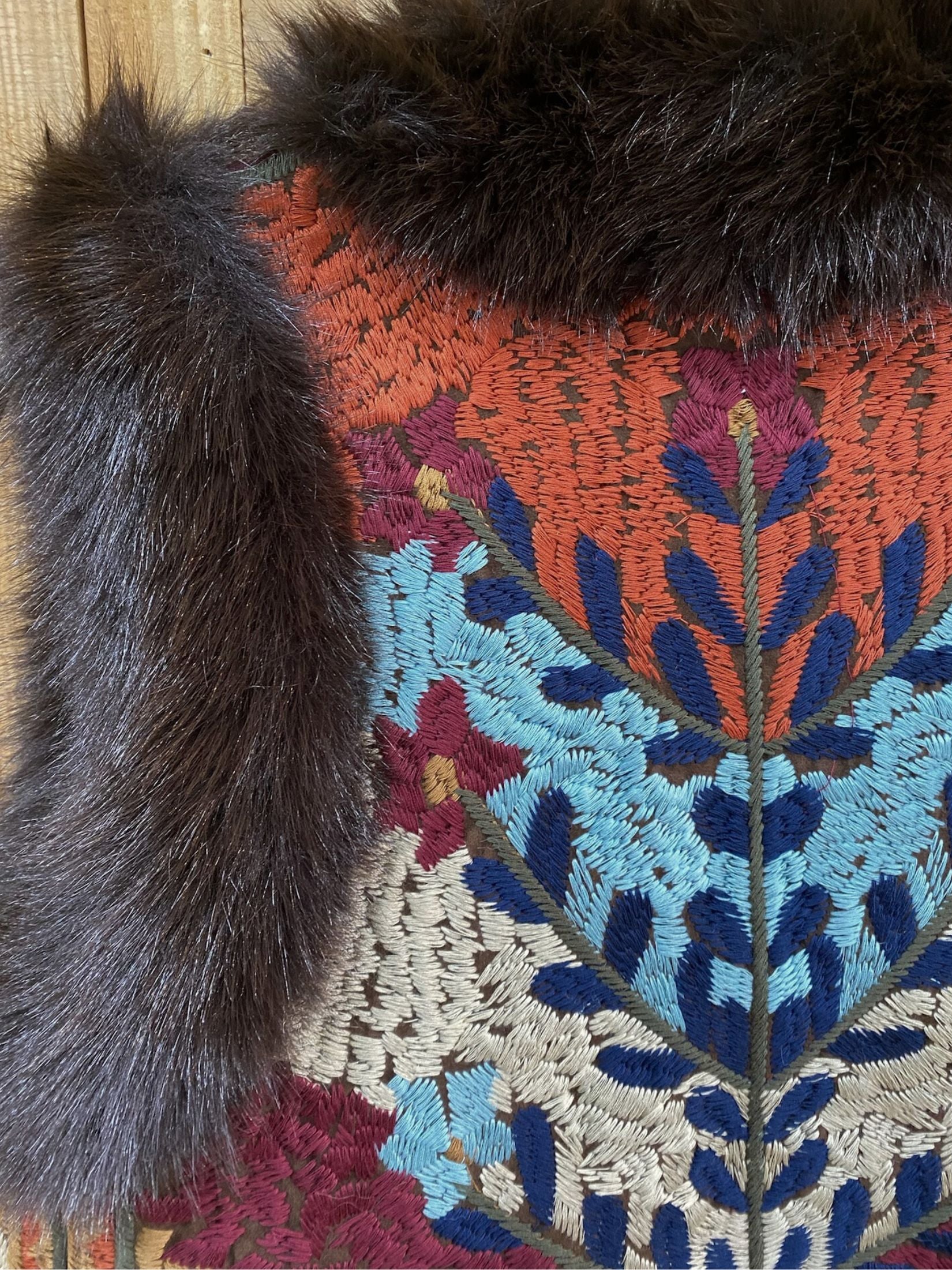 CHALECO BORDADO ETNICO PELO - MARRON