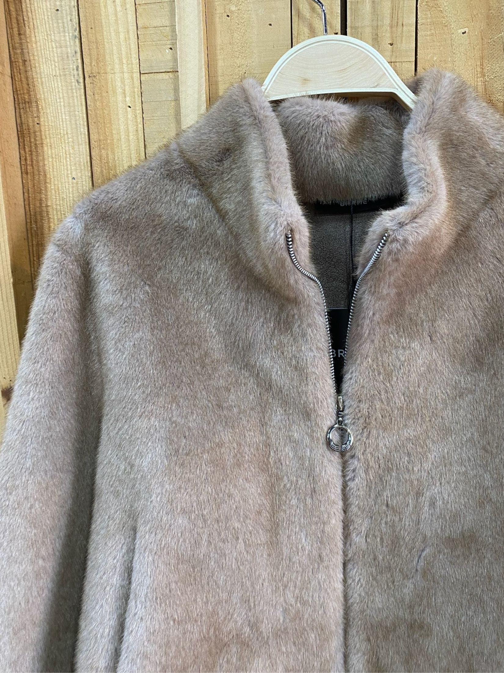 CHAQUETA CORTA PELO BEIGE