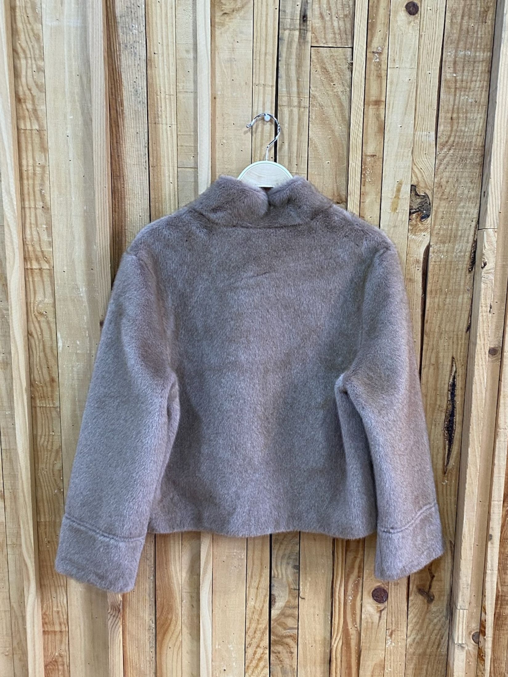 CHAQUETA CORTA PELO BEIGE