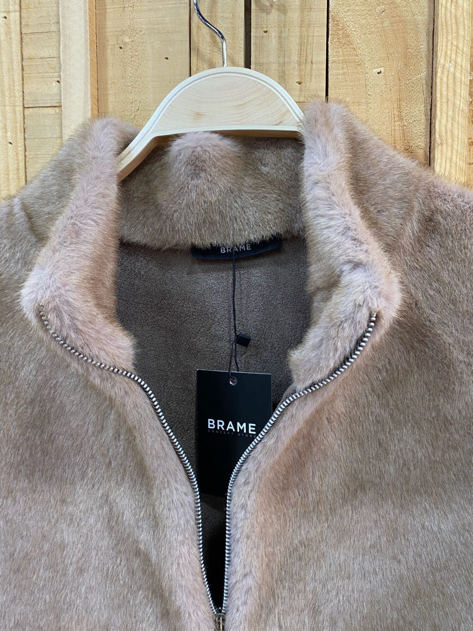 CHAQUETA CORTA PELO BEIGE