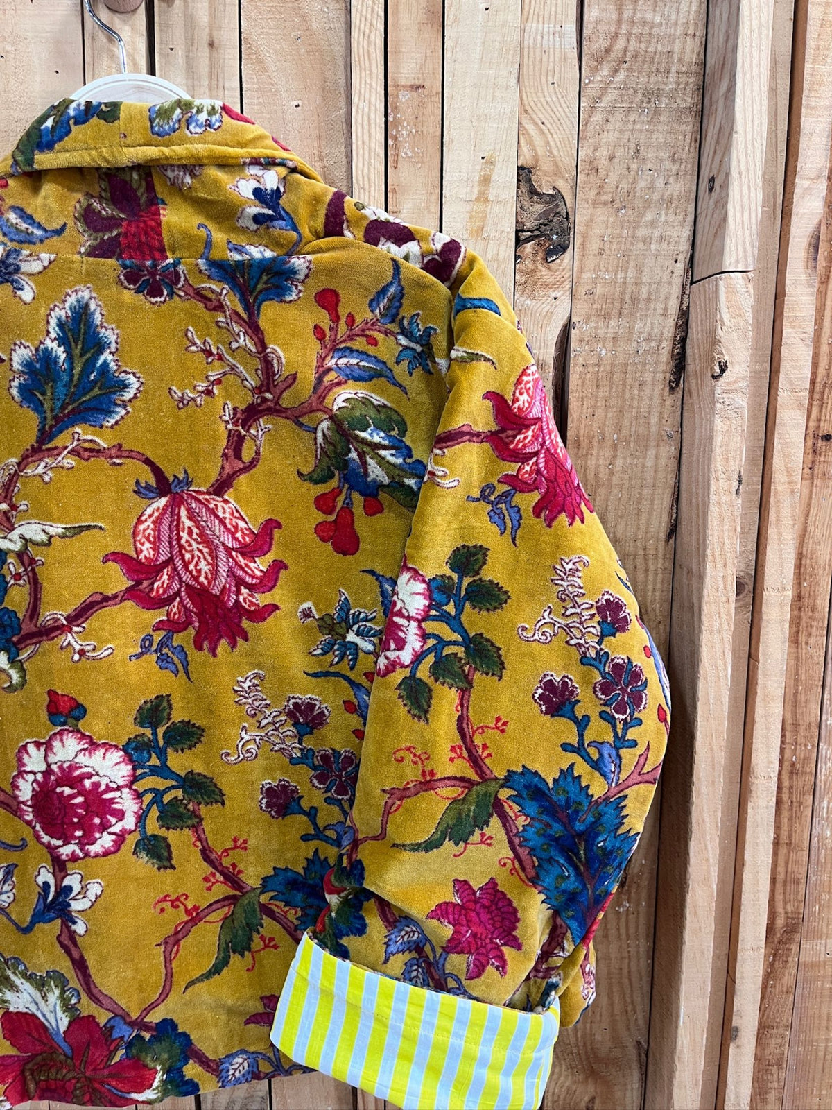Chaqueta Corta Terciopelo Estampado Flores - Mostaza