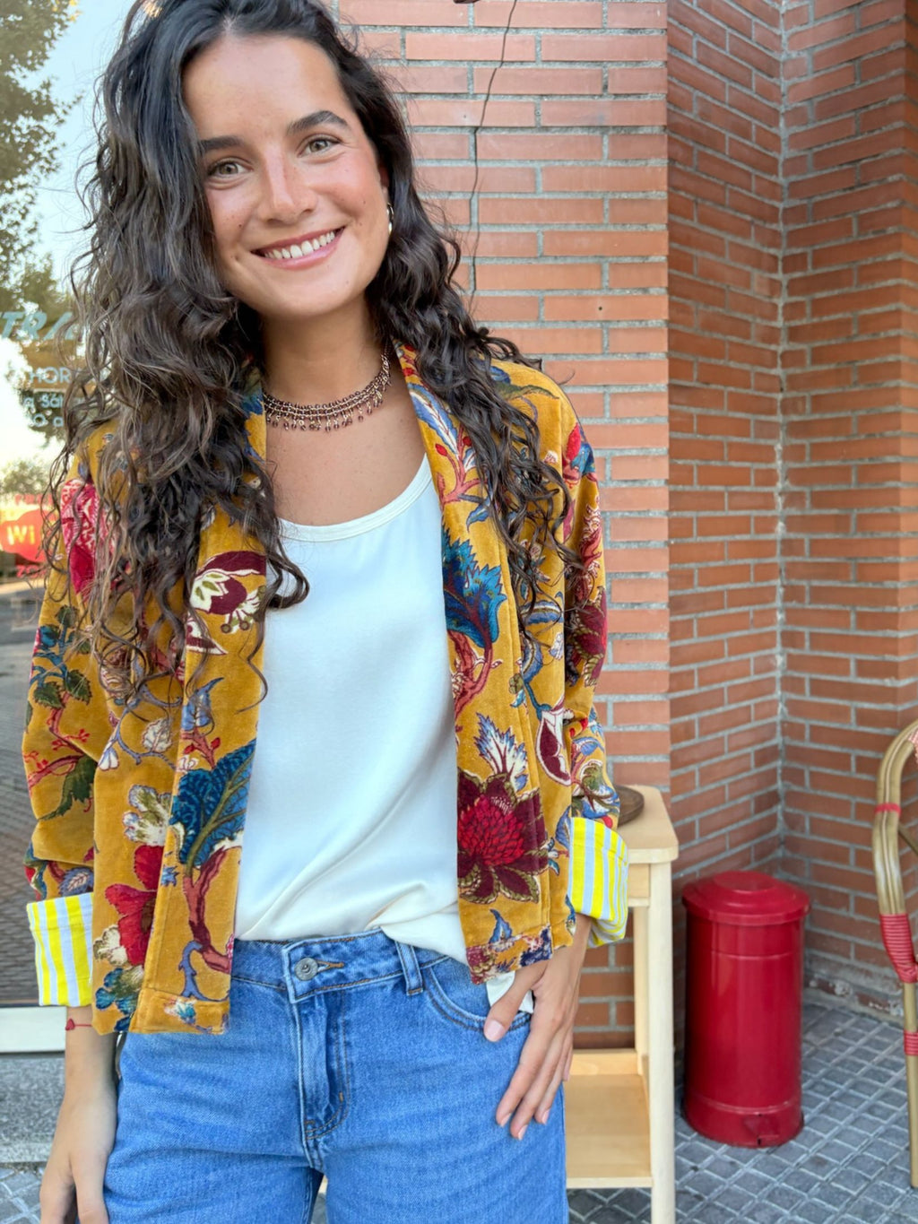 Chaqueta Corta Terciopelo Estampado Flores - Mostaza