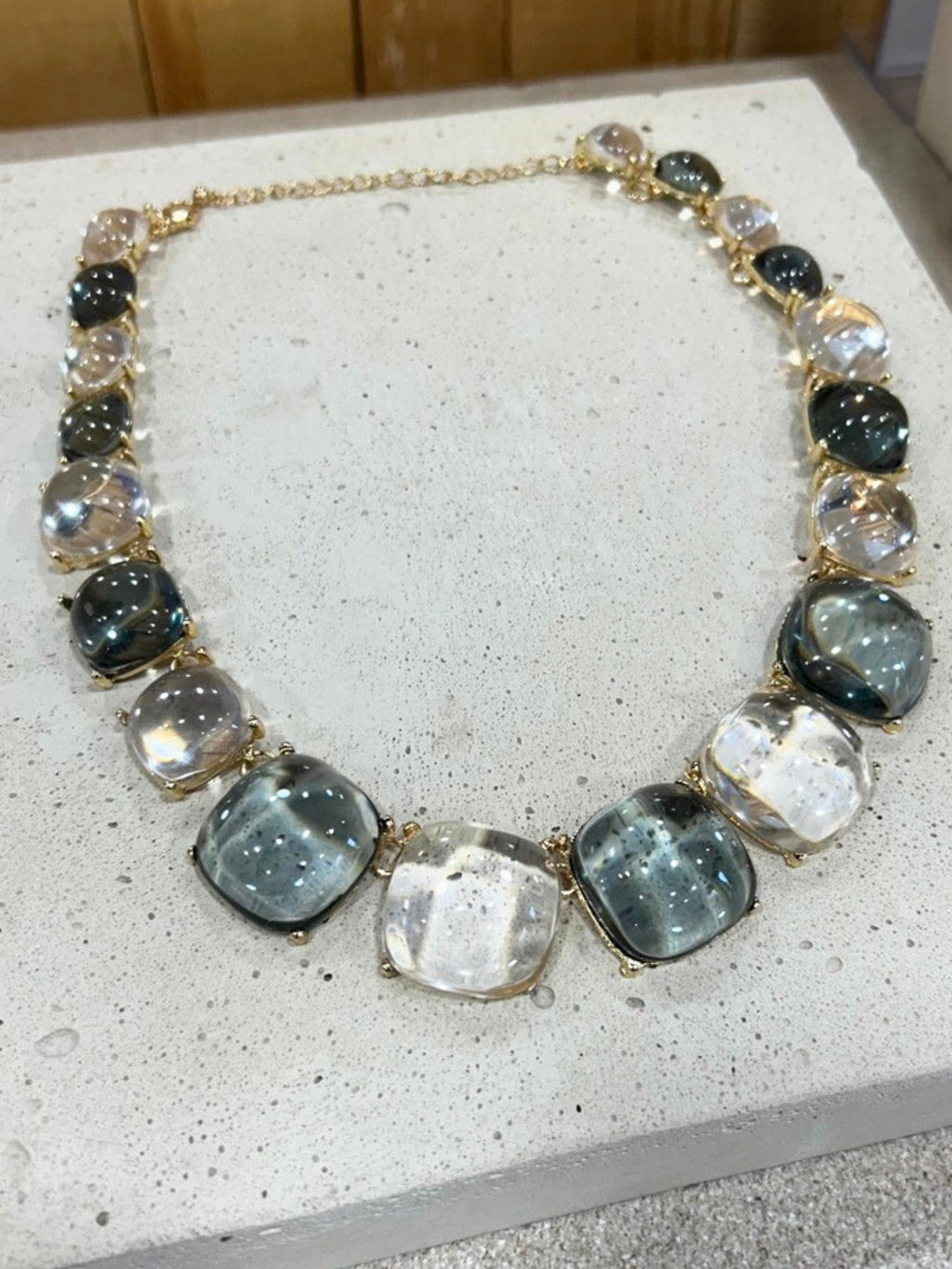 Collar Resina Gris Baño Oro 18k