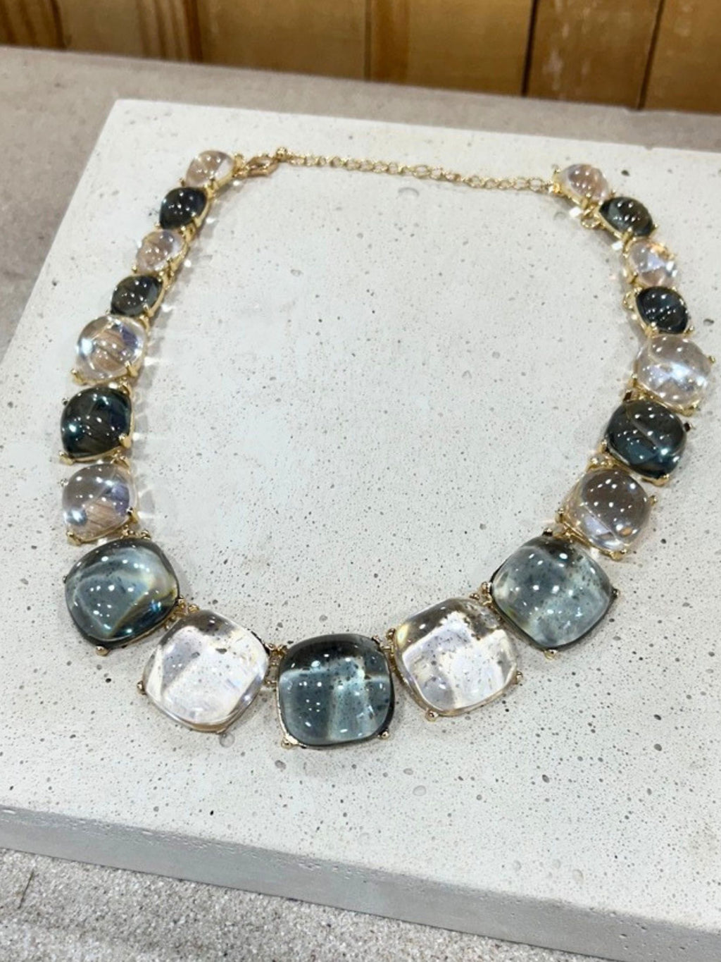 Collar Resina Gris Baño Oro 18k