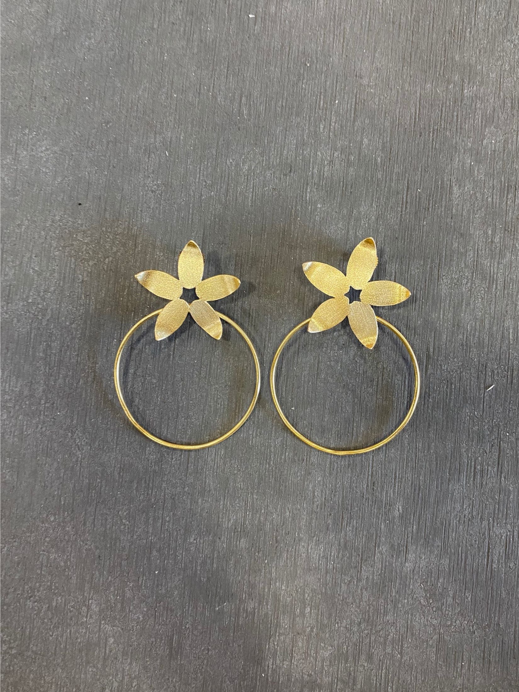 Pendientes Laton Baño Oro - Flor con Aro